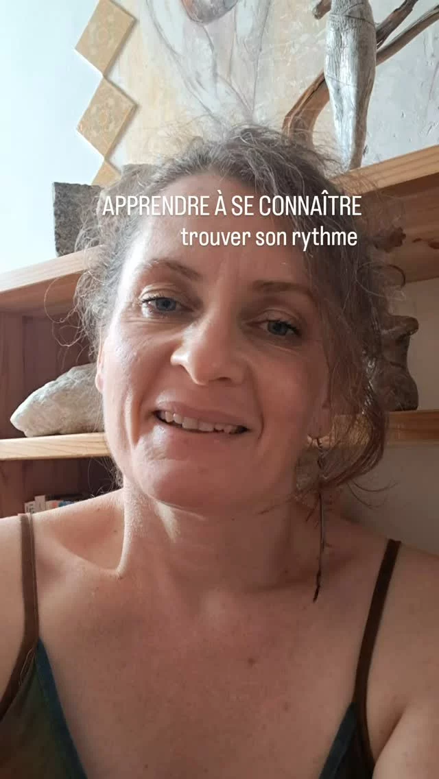 j'avais envie de revenir sur la notion de rythme parce qu'on parle beaucoup de ralentir de s'écouter de méditer de prendre le temps de laisser faire les choses... 

 c'est vrai et nécessaire dans une certaine mesure et à un certain niveau mais pas comme une règle globale valable tout le temps et pour tout le monde. 

Il est important de faire la distinction entre un contexte professionnel sociétal familial amical rapide dense et stressant, au cœur duquel il va être besoin de poser une forme de ralentissement d'écoute et d'observation, et le rythme personnel inhérent à chacun. 
Nous n'avons pas tous les mêmes rythmes de vie interne, les mêmes horloges biologiques: certains aiment construire les choses travailler dans la durée prendre le temps de poser chaque pierre de l'édifice, d'autres sont des génies de l'action rapide et efficace, ne s'encombrent pas de détails. Quand certains ont un rythme régulier jour nuit matin après-midi, d'autres connaissent des pics et des creux, seront efficaces la nuit là où les premiers préféreront se lever tôt le matin.

 Il est important d'apprendre à se connaître pour comprendre où se situe notre zone de génie et trouver notre propre rythme avec ces zones de feu et d'action et ses zones de récupération. 

Tout ce qui va ressembler à des formes d'injonction venant de l'extérieur et surtout par les temps qui courrent où il y a beaucoup de tendances et effets de mode qui déferlent dans les discours bien-être et sur les réseaux, il est important de revenir à soi et d'apprendre à s'observer pour devenir notre propre allié. Cela demande du temps, du recul, de l'expérience mais cela évite aussi de se retrouver dans des zones d'injonction de frustration , de générer des « c'est comme cela que cela se fait» ... 

une constante tout de même qui semble être plutôt quelque chose de l'ordre d'une loi de l'univers:  c'est la notion d'équilibre. 

Que les cycles soient longs ou courts avec des pics et des creux + ou - haut ou + ou - bas il est important de voir le rythme dans son ensemble pour pouvoir prévoir des temps de recharge nécessaire à l'action et au bien-être.

#tymamandine #tymbienetre #connaissancedesoi #trouversonrythme