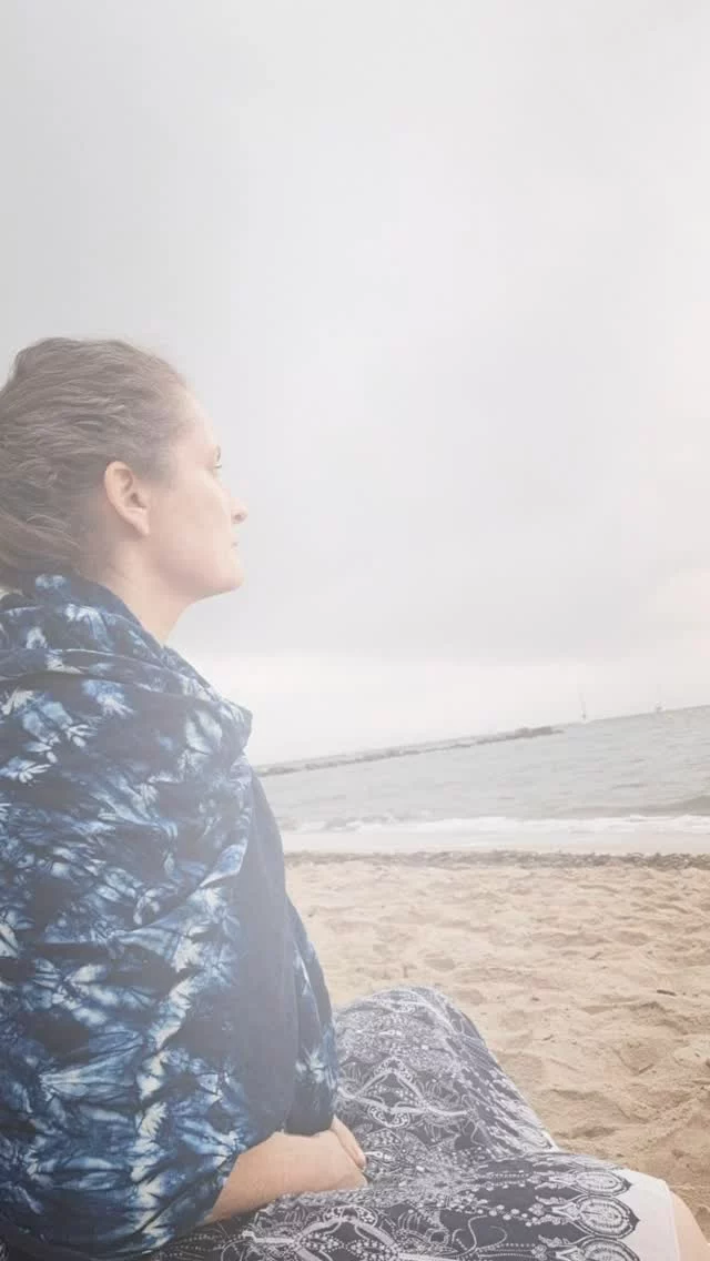 Prochain rdv méditation et pratique corporelle en plein air par Amandine🧘🏼‍♀️

On fera ce qu’on peut pour les cigales le bruit des vagues et l’air de la mer... 😅🏄‍♀️

Vendredi 8 août 
7h30 méditation (30 min) 
8h pratique corporelle (30min)

10 euros l’heure complète 
Possibilité de ne participer qu’à la méditation( 5 euros)

🏵Au Jardin Henri Vinay au kiosque. 
Chacun amène son matériel  nécessaire tapis coussin plaid ...

🍵Nous partagerons un thé et temps de discussion  après la pratique.  Vous pouvez amener vos thermos ou ce que vous souhaitez partager. 

Inscriptions 06 15 86 36 17 

Autres dates
Vendredi 15 août 
Vendredi 29 août 

#tymamandine #tymbienetre #meditation43 #yoga43 #bienetre43 #jardinhenrivinay #prendresoindesoi #lepuyenvelay #myhauteloire