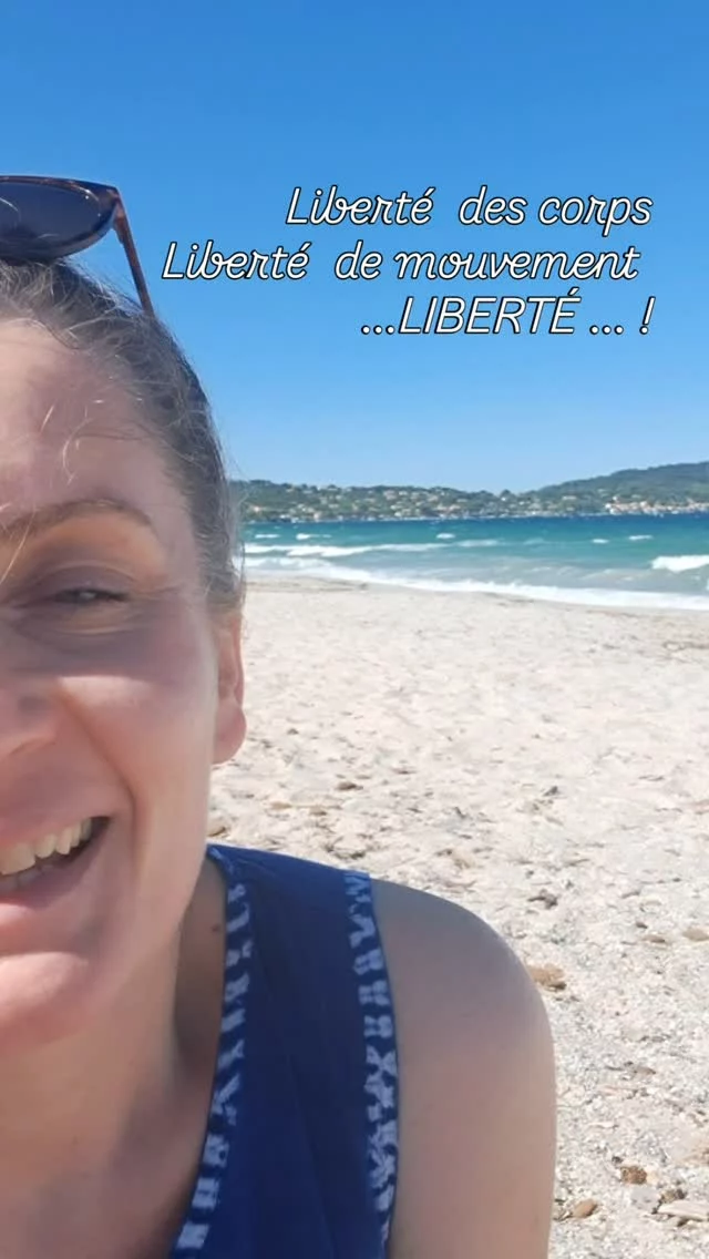 Ces jours-ci sont extraordinaires en terme de sensations et de réalisations.. 
🌞

 je connais le pouvoir de la lumière du vent de l'immensité de l'espace marin sur moi, mais je suis toujours émerveillée par les sensations parce que je ne suis jamais pareille... et donc je suis attentive à ne pas m'attacher à une attente liée au renouvellement d'une expérience que j'aurais aimée. 

Ces jours-ci j'ai la chance extraordinaire, ( le grand luxe!) de pouvoir allez où je veux comme je veux quand je veux, sans aucune obligation extérieure sociale amicale ou familiale.🏄‍♀️

je suis seule. Et je me sens reliée à mon corps à ma respiration aux éléments à la lumière à l'univers qui m'entoure et aux gens que je côtoie sans vraiment les connaître dans la ville les cafés des boutiques... je vais ici et là  au gré  du vent et des envie, c’est comme une danse du corps et des energies, des sensations et des idées, un ballet général  savamment orchestré  par le divin que je visite en actrice - spectatrice. 

Évidemment la situation est paradoxale parce qu’ elle arrive dans un contexte difficile et pesant "d'obligations familiales" ... j’ai la bénédiction de mon entourage ce qui m’a permis d’ouvrir mon propre champs d’autorisations.  Ce sont les plus difficiles.  Oui j’ai un entourage exceptionnel.  Non ce n’est pas juste de la chance, c’est un travail de longue haleine... ensemble. 

Le contexte vient de nouveau illustrer l’idée que les choses ne sont  jamais pure lumière... lumière et ombres sont indissociables.  L’une permet l’autre. ☯️

 Au cœur d’une situation sombre, comment est ce que j’autorise la lumière à entrer, à s’exprimer...
Comment je m’appuie sur la tristesse pour inviter la joie, comment alors que mon cœur pourrait se fermer je l’ouvre encore plus, je lâche  tout ce qui peut le limiter l’emprisonner. Comment au cœur de l’adversité je trouve  un tremplin vers une nouvelle ligne de temps, une nouvelles histoire... 

Je suis amoureuse je crois. Amoureuse  de la vie. ❤️🩷🩵💙🧡💛💚🤎🤍

Belle journée 

Amandine

#tymamandine #tymbienetre #liberté #vent #lumiere #joie #energievitale #oseretresoi #oser #seliberer #ouvertureducoeur