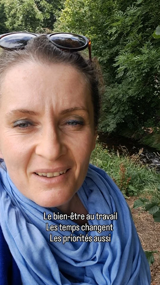 Le bien-être au travail. 
Le reflet d'un changement profond de société, d'une mutation de ce qu’est la notion même de travail pour chacun, de la place qu’il prend,  de notre  positionnement personnel. 

Difficile d’évoquer en 3 minutes un sujet qui demanderait bien plus d’approfondissement. 

Toujours est-il que le changement est là, puissant profond, dans les mentalités, dans les attentes, dans la perception... l’être et son accomplissement sont désormais au centre de nos préoccupations. Avoir une activité qui fait sens. Ne plus la considérer même comme un travail, cet endroit d’obligations où l’on attend le week end, les vacances, la retraite ... pour vivre?

Alors oui, l’espace  de travail, le rythme, l’adaptabilité  le lien humain et l’écologie interne de l’entreprise doivent rencontrer l’écologie interne de l’être  humain. 

Oui le monde change et oui il y a encore du travail. Il y a les anciennes habitudes qui perdurent, l'ancien monde qui continue à vouloir fonctionner sur des schémas déjà obsolètes, et il y a des évidences de proposer " autre chose". 

Alors nous sommes là, les acteurs du bien-être, force de proposition pour accompagner à la transformation d'un fonctionnement qui ne demande qu'à être au service de l'humain. Ce n’est pas juste du massage en entreprise ou du yoga ou de la gestion du stress, c'est une contribution active à penser autrement le système dans son ensemble.

au-delà des promesses de réduction des maux  physiques, moraux, de la réduction des arrêts de travail , des conflits internes, de l'amélioration des liens humains de l'efficacité et du baromètre bonheur c'est une contribution pleine et effective à un besoin désormais urgent de repenser les choses autrement. L'humain change la société change et l'entreprise cette entité à la place particulière dans nos sociétés a son rôle à jouer comme une structure importante, active et intelligente permettant d'accompagner l'individu vers plus d'épanouissement et d'humanité.

www.tym-amandine.com 
06 15 86 36 17 
🧘🏼‍♀️🤝🏻🌞

#bienetreautravail #ecologieinterieure #repenserletravail #massageenentreprise #prendresoindesesemployés #mondeenmutation #nouvellesociete #nouveaumonde