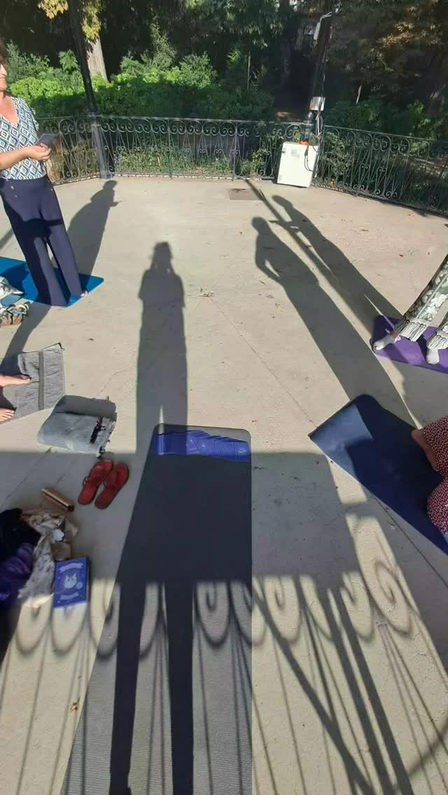 Ce matin une pratique en exterieur en lien avec le portail énergétique du jour (je n'ai pas fait exprès)...
Portail du lion. 

Signe de feu, l’astre solaire y entre aujourd'hui. 

Un portail énergétique, c'est un moment propice qui vient faciliter une connexion, une reliance à plus grand que soi, au cosmos, au temps, à l’espace temps. Quelque chose vibre différemment, les planètes sont alignées, il y a une énergie particulière qui est plus facilement atteignable. 

 aujourd'hui 8 - 8 ( + le 8 pour 8h du matin) c'est le portail du lion. Entrée du soleil dans le signe du Lion alignement de Sirius notre Soleil spirituel intérieur(et également D'Orion ). 

Et!!!! Pleine lune également! Quel vortex! 

L’occasion de rayonner depuis notre soleil interieur depuis notre cœur et notre Plexus, de prendre notre place, de recevoir abondance, d’être confiant, entier... et de poser nos intentions. 

🌞Quelle place souhaitons-nous vraiment incarner / rayonner dans notre vie?🌞

Belle journée à tous! 

Amandine

💫Prochain temps ensemble méditation pratique corporelle vendredi 15 août a 7h30💫

Inscriptions 06 15 86 36 17

#tymbienetre #tymamandine #jardinhenrivinay #meditation43 #myhauteloire #bienetre43